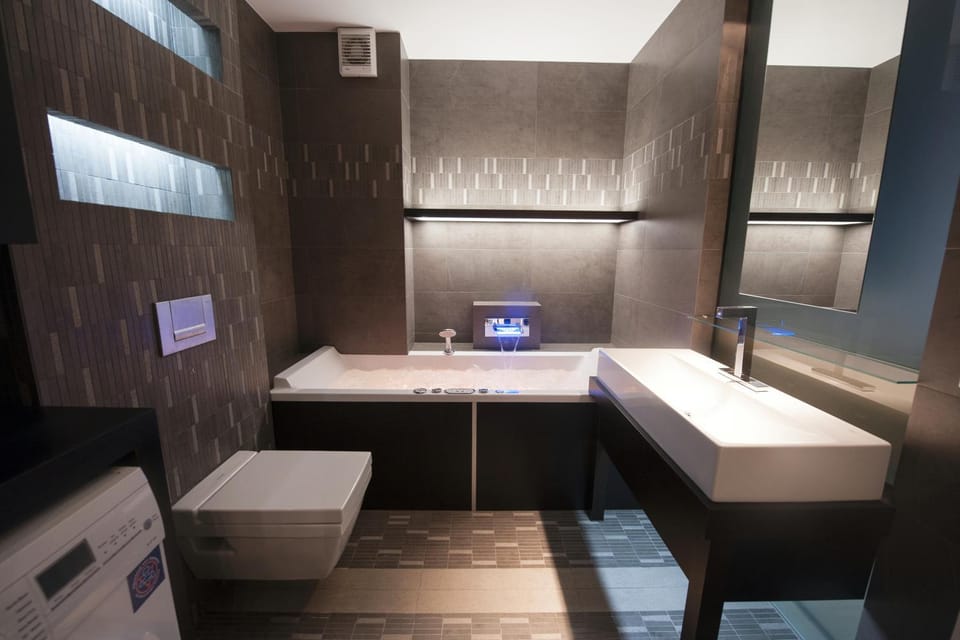 Toilet, Hot Tub, Bathroom