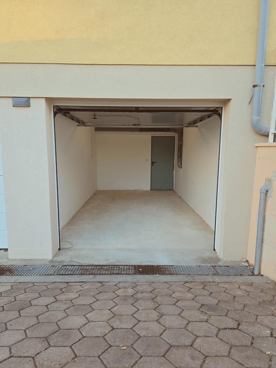 Apartment Višnjik - self check-in, free garage Apartment in Zadar