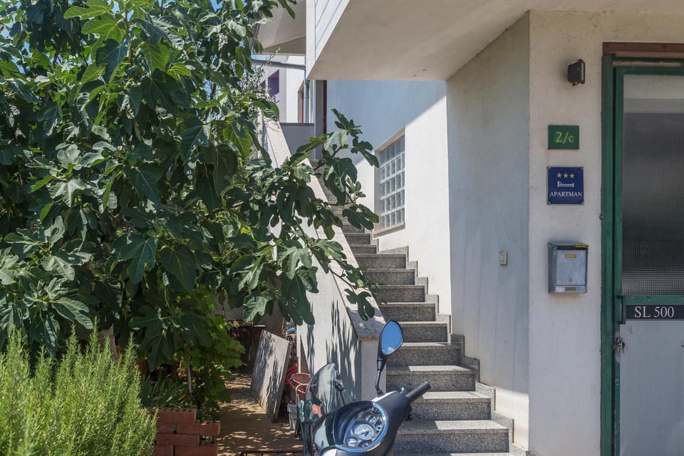Property building, Facade/entrance