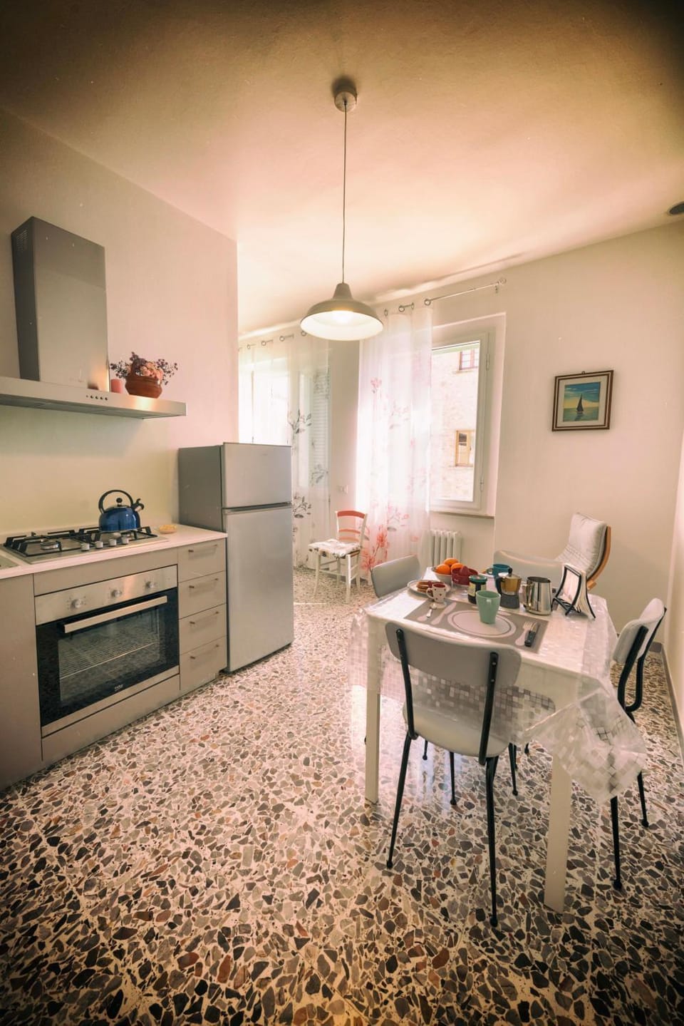 Coffee/tea facilities, Kitchen or kitchenette, Dining area