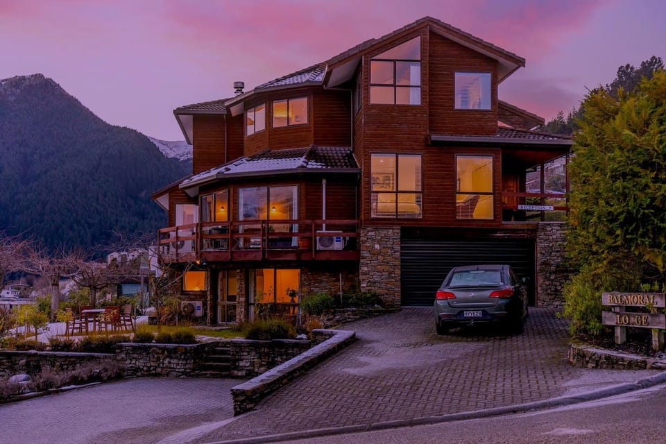 Balmoral Lodge Bed and Breakfast in Queenstown