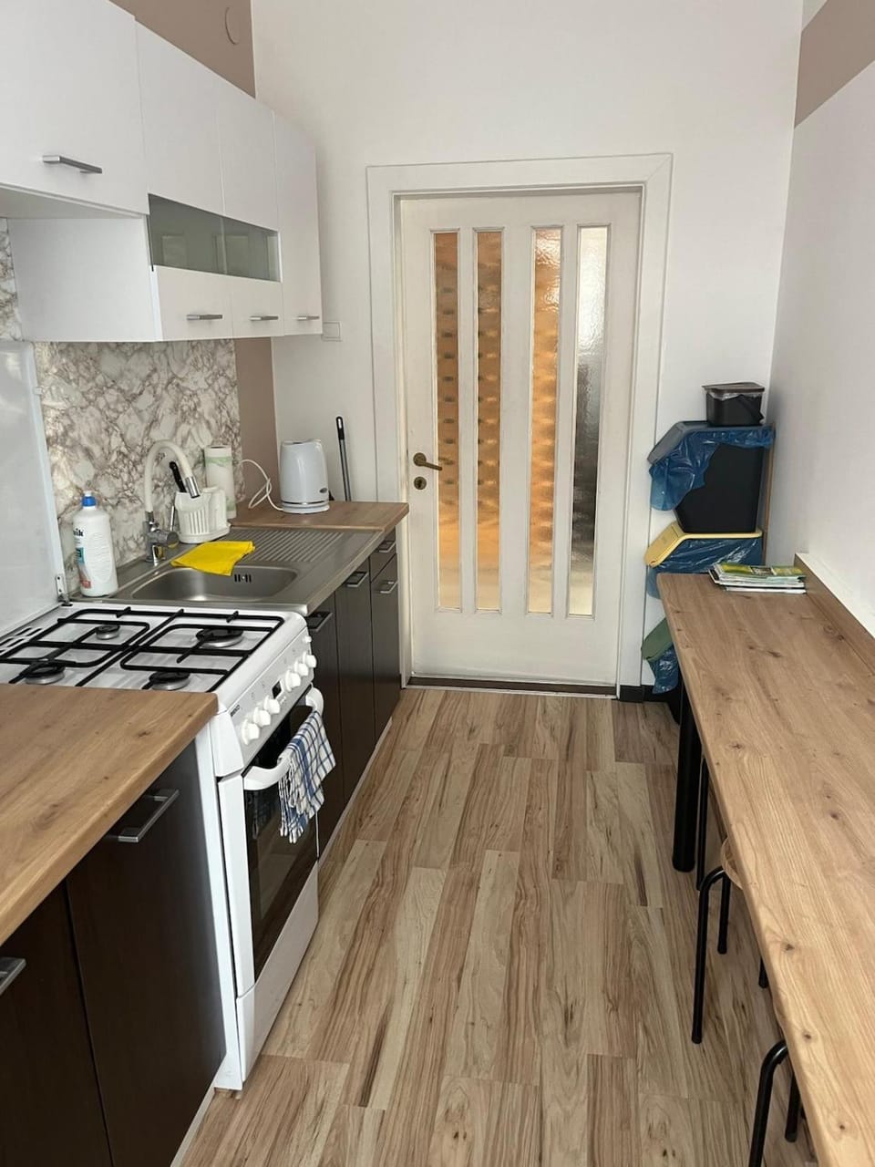 Kitchen or kitchenette, Dining area, oven, stove