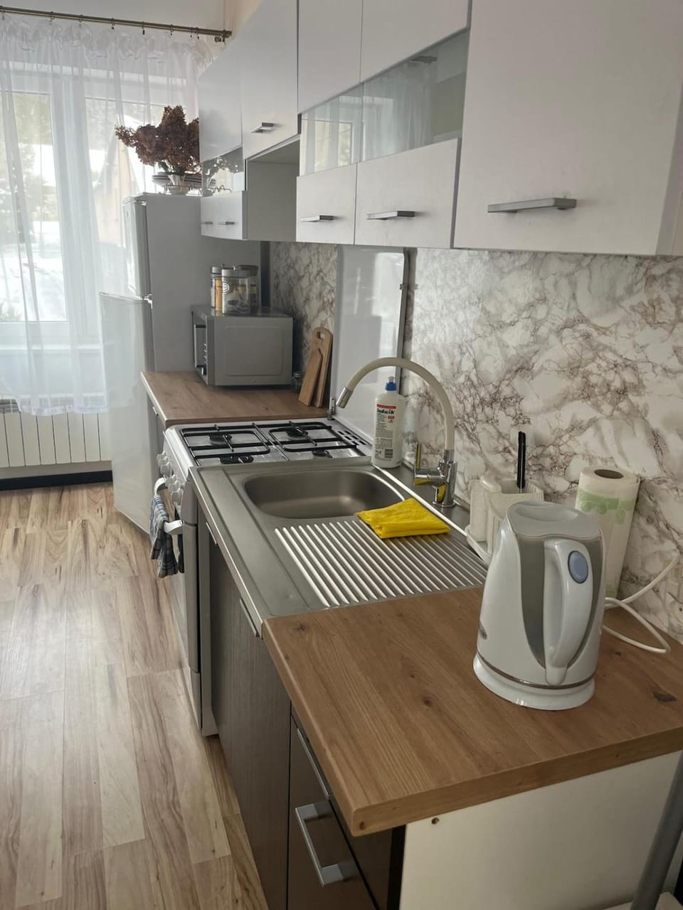Coffee/tea facilities, Kitchen or kitchenette, stove