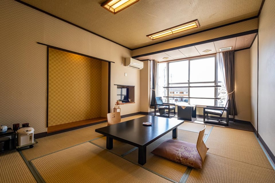 Photo of the whole room, Seating area
