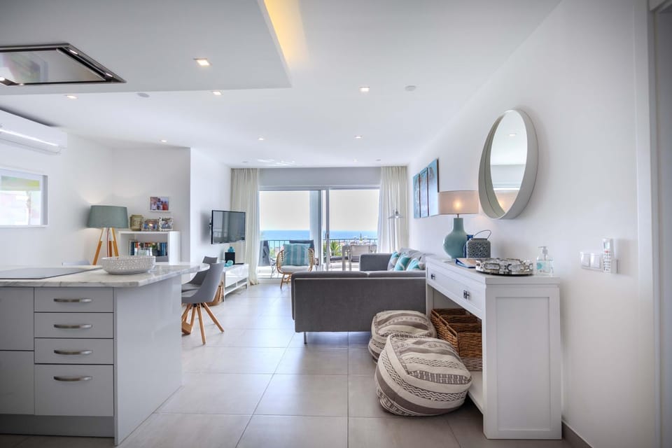TV and multimedia, Living room, Seating area, air conditioner