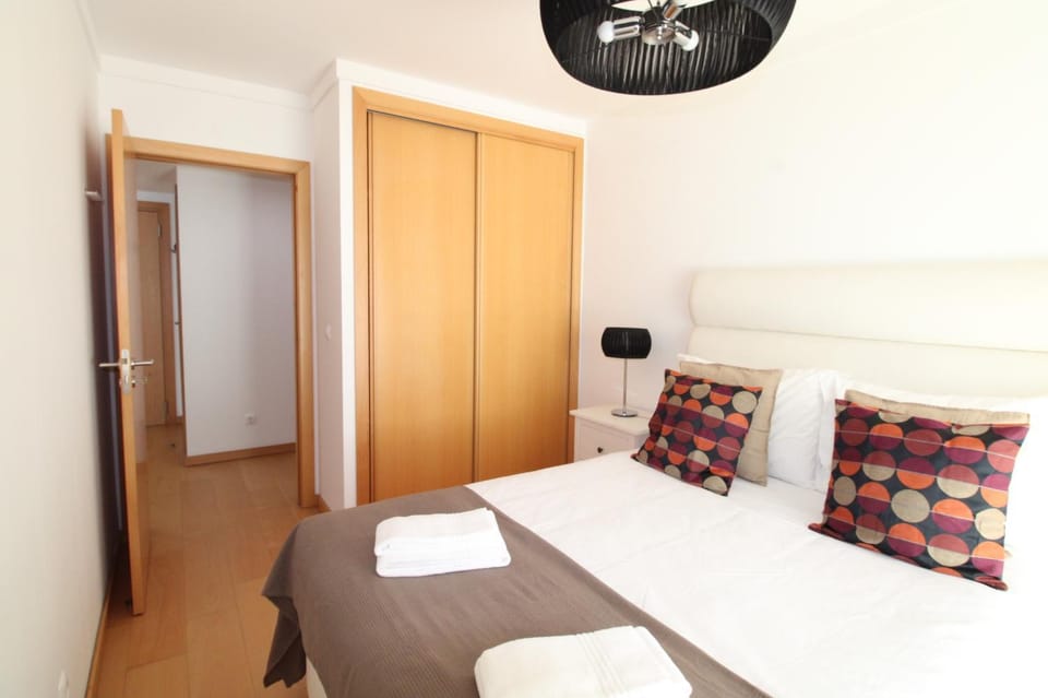 Bed, Photo of the whole room, Decorative detail, Bedroom, towels, wardrobe