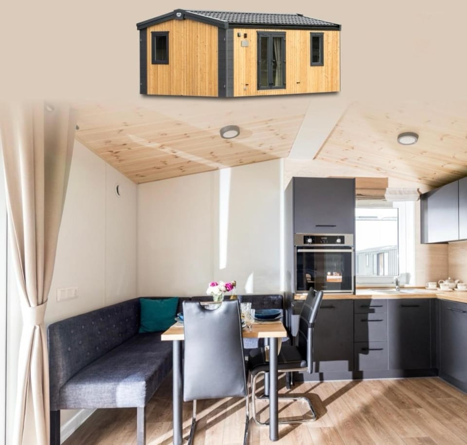 Kitchen or kitchenette, Living room, Seating area, Dining area, minibar, oven, stove