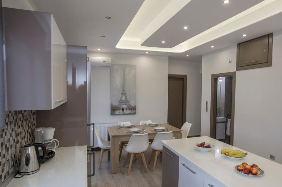 Kitchen or kitchenette, Dining area