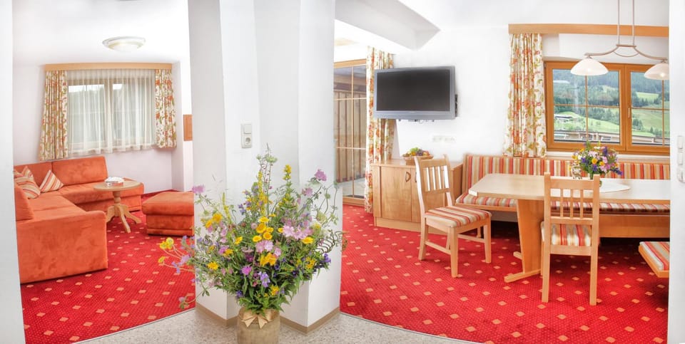 Communal lounge/ TV room, Dining area