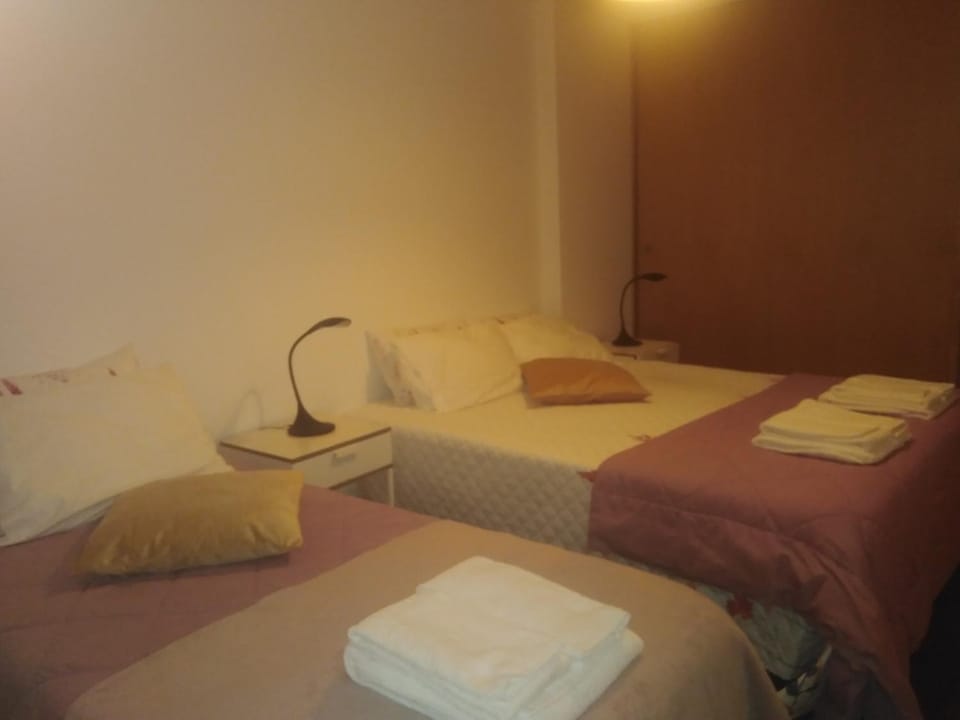 Bed, Bedroom, towels