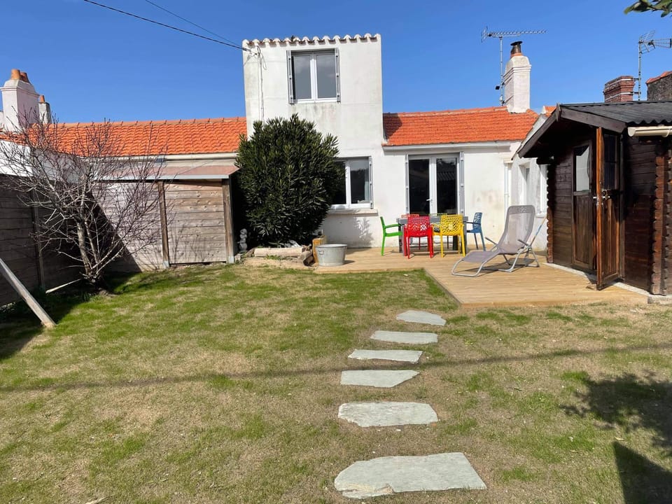 Facade/entrance, Garden, Garden, Balcony/Terrace