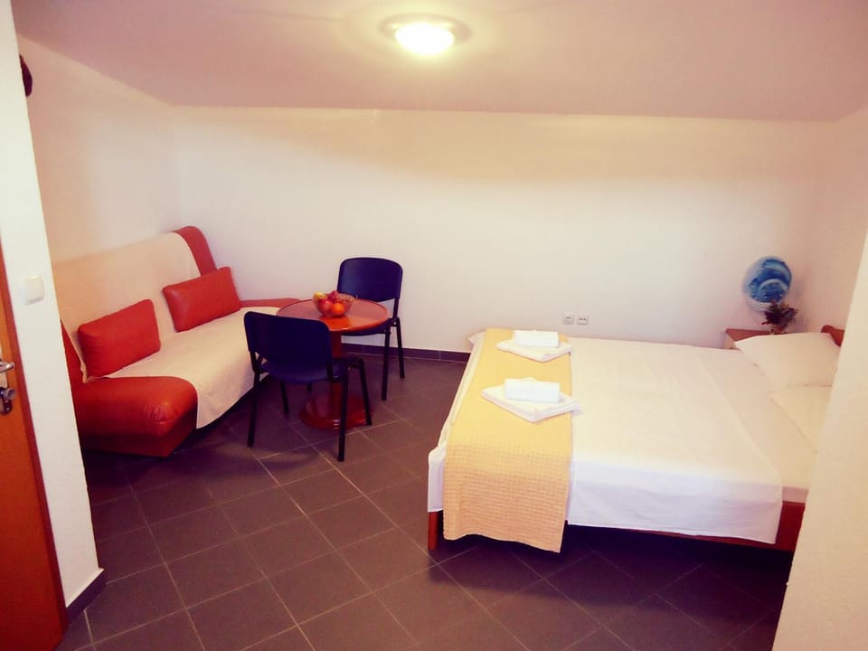 Kitchen or kitchenette, Bedroom