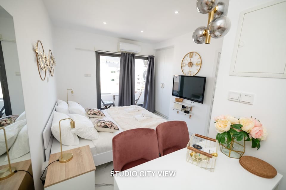 Bed, TV and multimedia, Bedroom