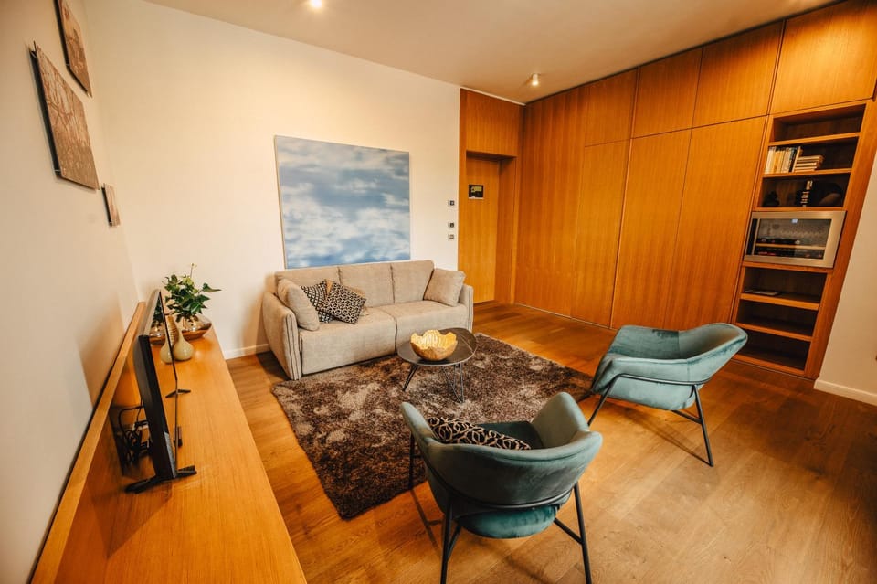 TV and multimedia, Living room, Seating area, minibar