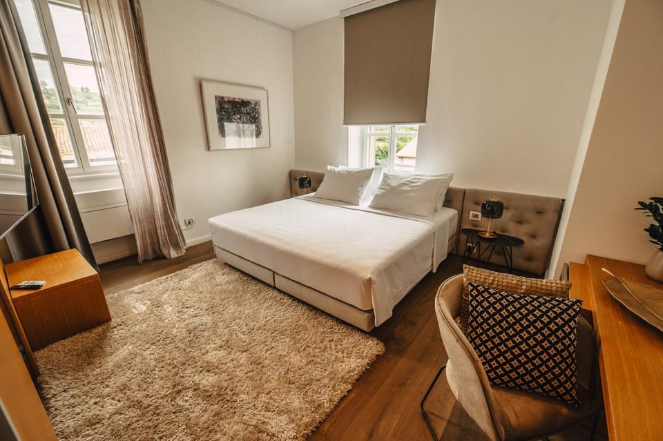 Bed, View (from property/room), Bedroom, Quiet street view