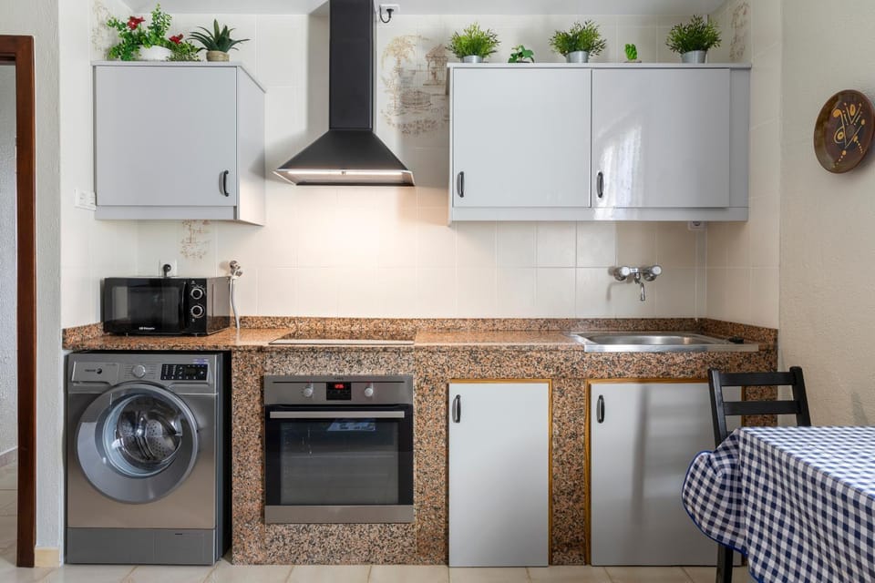 Coffee/tea facilities, Kitchen or kitchenette, dishwasher, oven, toaster, washing machine