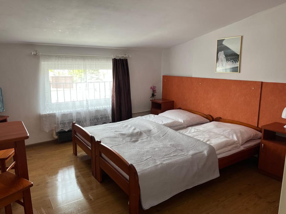 Bed, TV and multimedia, Photo of the whole room