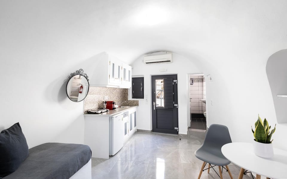 White Side Suites Apartment in Oia