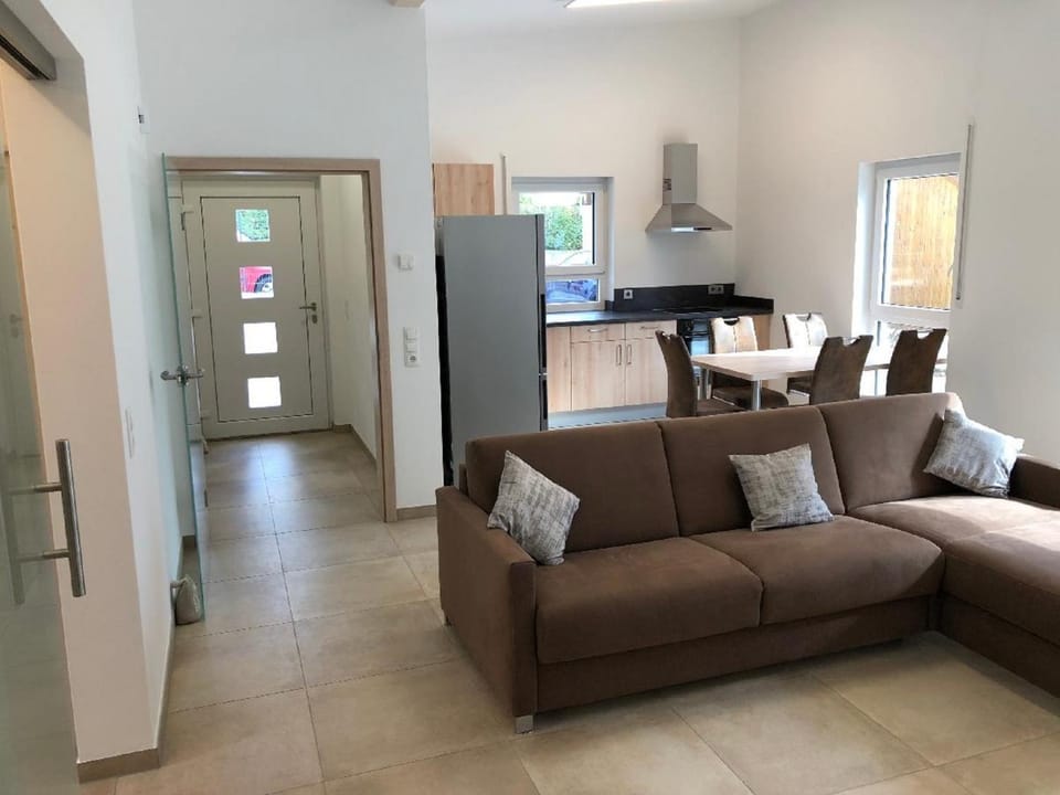 Kitchen or kitchenette, Living room, Seating area, Dining area