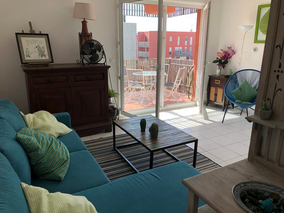 Patio, Living room