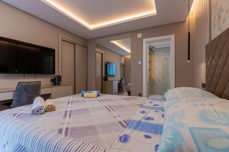 Bed, TV and multimedia, Photo of the whole room, Bedroom