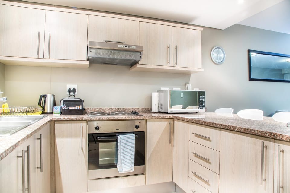 TV and multimedia, Kitchen or kitchenette, Seating area
