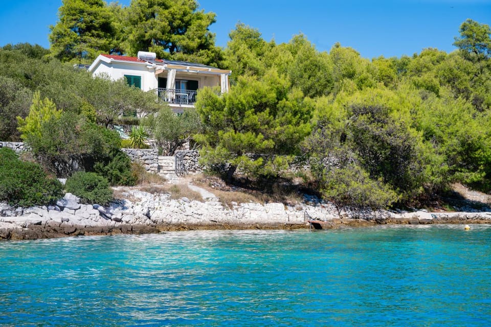 Beach house Blue Lagoon House in Okrug Gornji