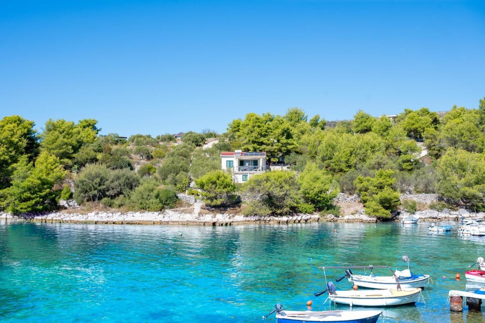 Beach house Blue Lagoon House in Okrug Gornji