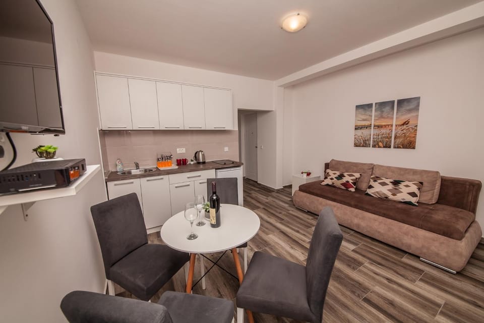 TV and multimedia, Kitchen or kitchenette, Living room, Seating area, Dining area