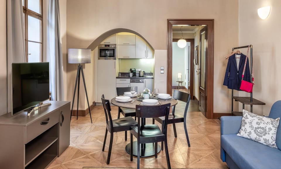 Kitchen or kitchenette, Dining area