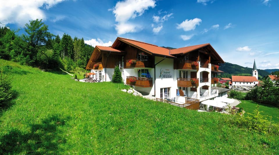 Property building, Facade/entrance, Spring, Day, Natural landscape, Garden, Garden view, Mountain view