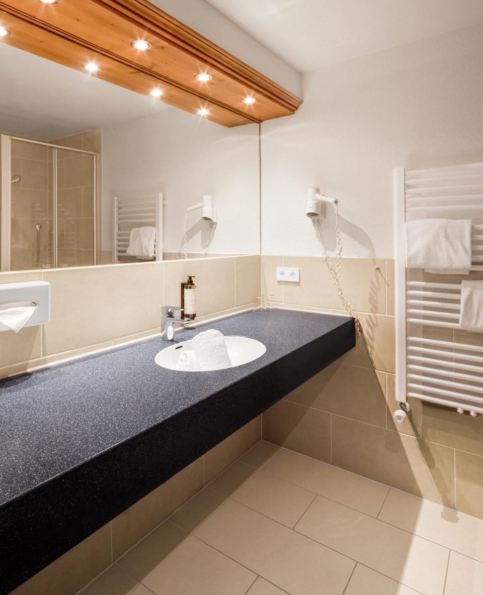 Shower, Bed, Bathroom, Photo of the whole room, Bedroom, towels