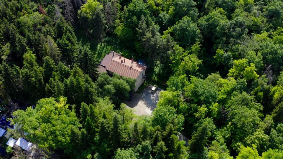 Property building, Natural landscape, Location, Parking