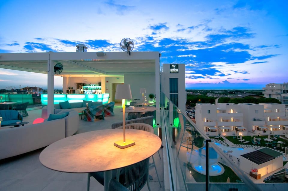 Patio, Communal lounge/ TV room, Day, View (from property/room), Lounge or bar, Evening entertainment