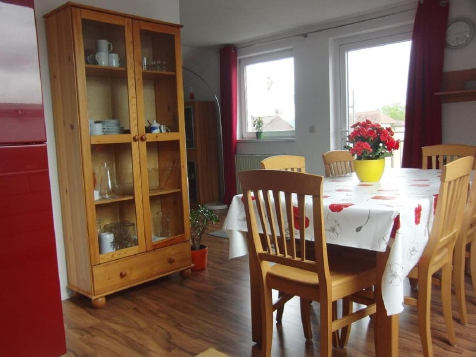 Seating area, Dining area