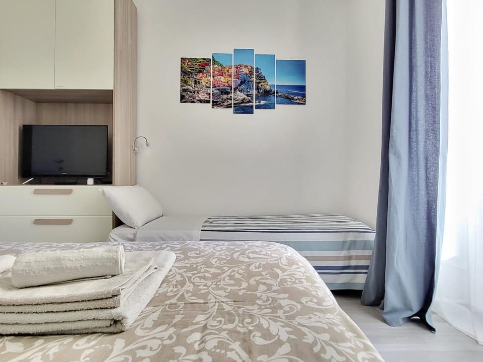 Bed, TV and multimedia, Photo of the whole room, Bedroom