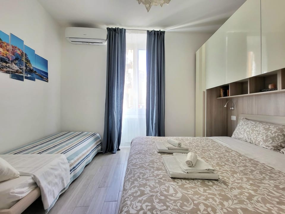 Bed, Photo of the whole room, Bedroom, air conditioner