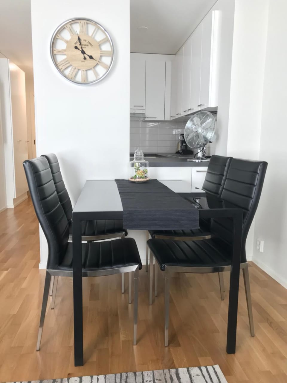 Coffee/tea facilities, Kitchen or kitchenette, Dining area