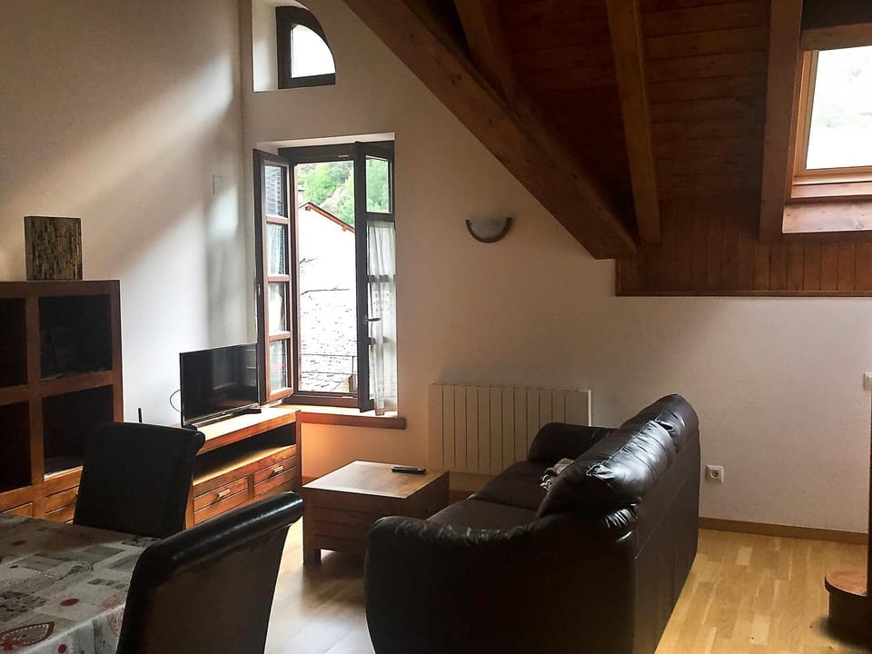 Communal lounge/ TV room, Spring, Day, TV and multimedia, Living room, Seating area, Dining area, On site