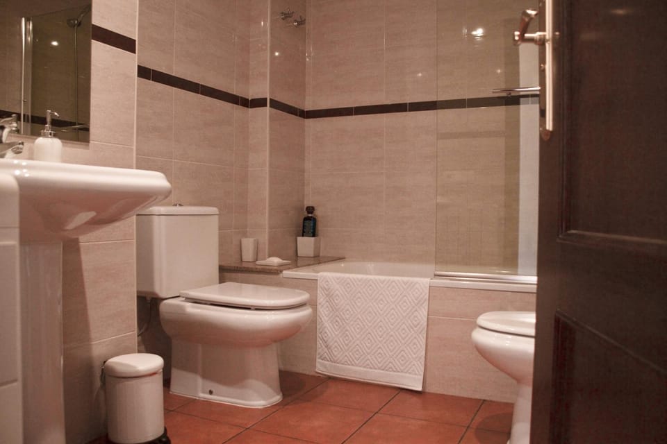Shower, Toilet, Spring, Bathroom, On site, Time of day, Bath, bidet