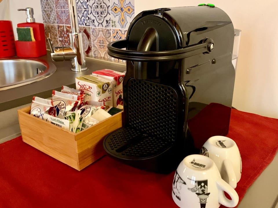 Staff, People, Coffee/tea facilities, Kitchen or kitchenette, Living room, Drinks, Family