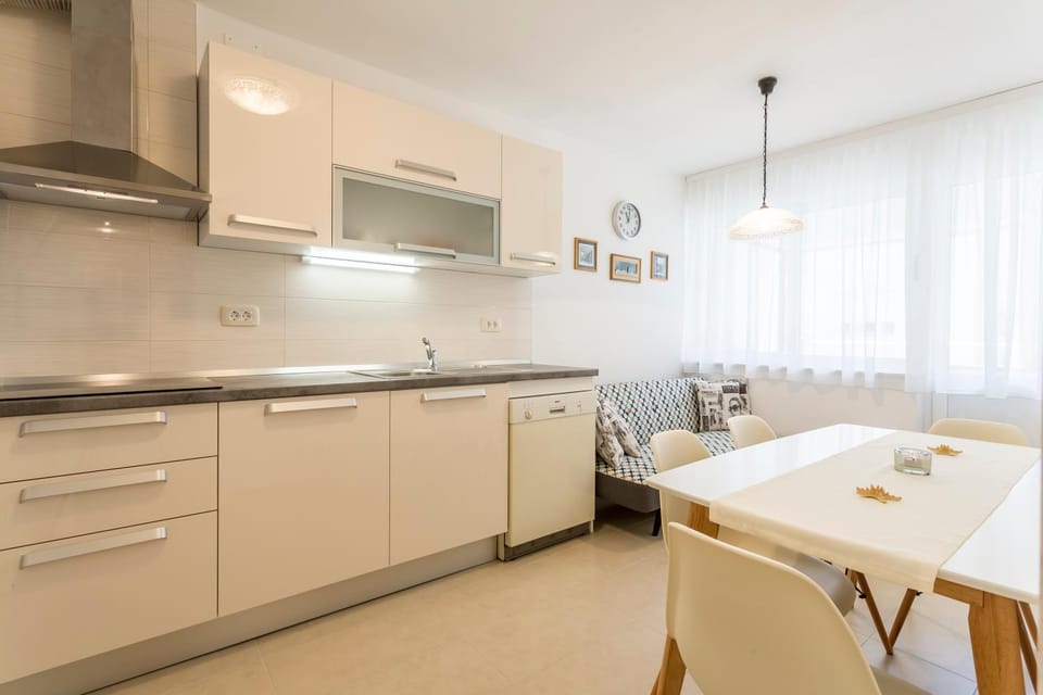 Kitchen or kitchenette, Seating area, Dining area