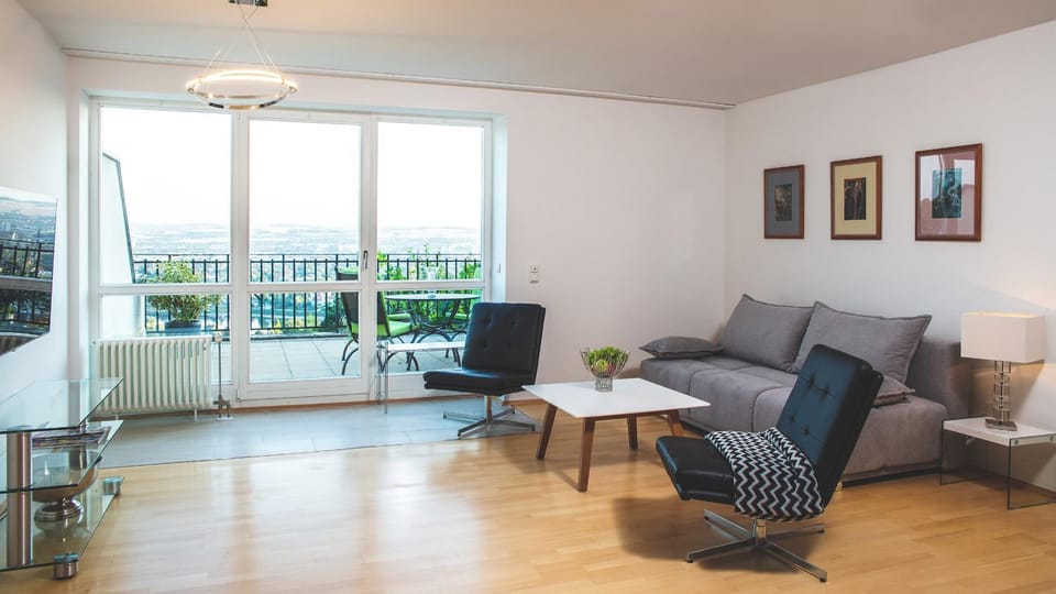 TV and multimedia, View (from property/room), Balcony/Terrace, Living room, Seating area, Dining area, River view