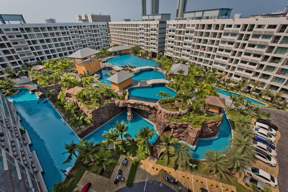 Bird's eye view, Pool view