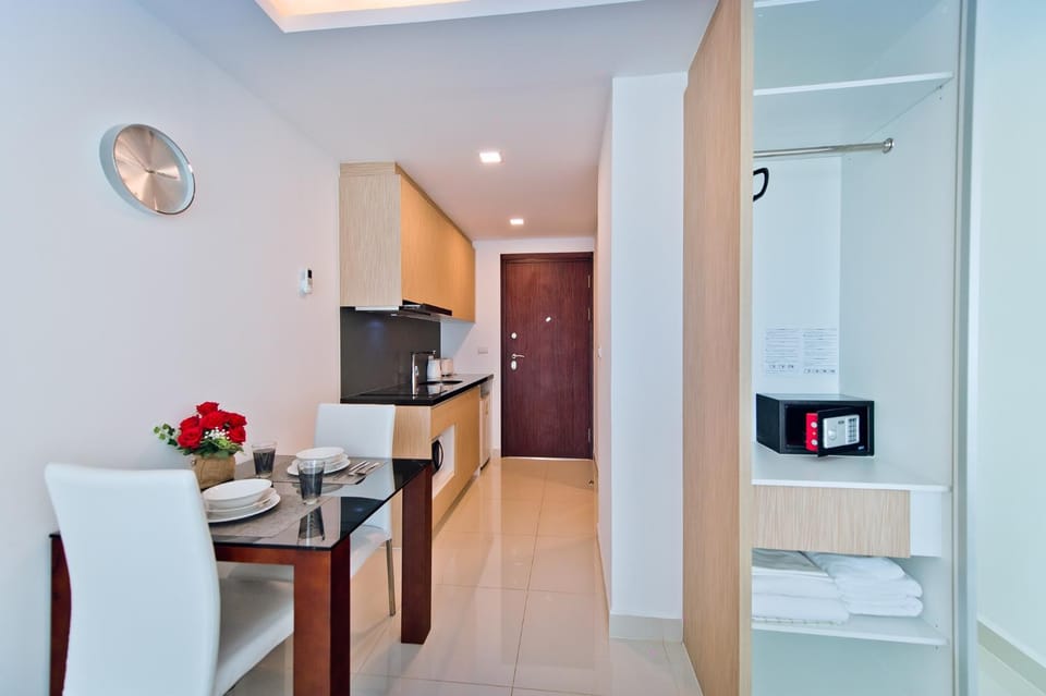 Kitchen or kitchenette, Dining area
