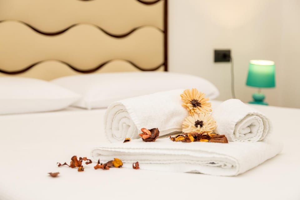 Bed, Bedroom, towels