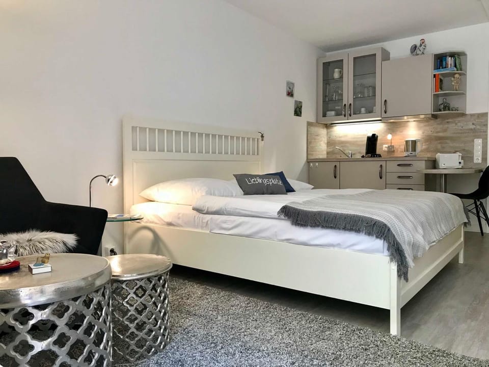 Kitchen or kitchenette, Bedroom