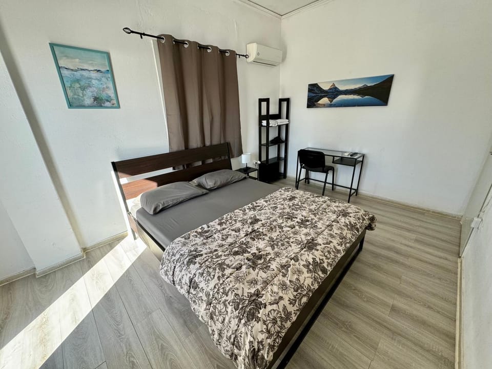 Bed, Seating area, Bedroom