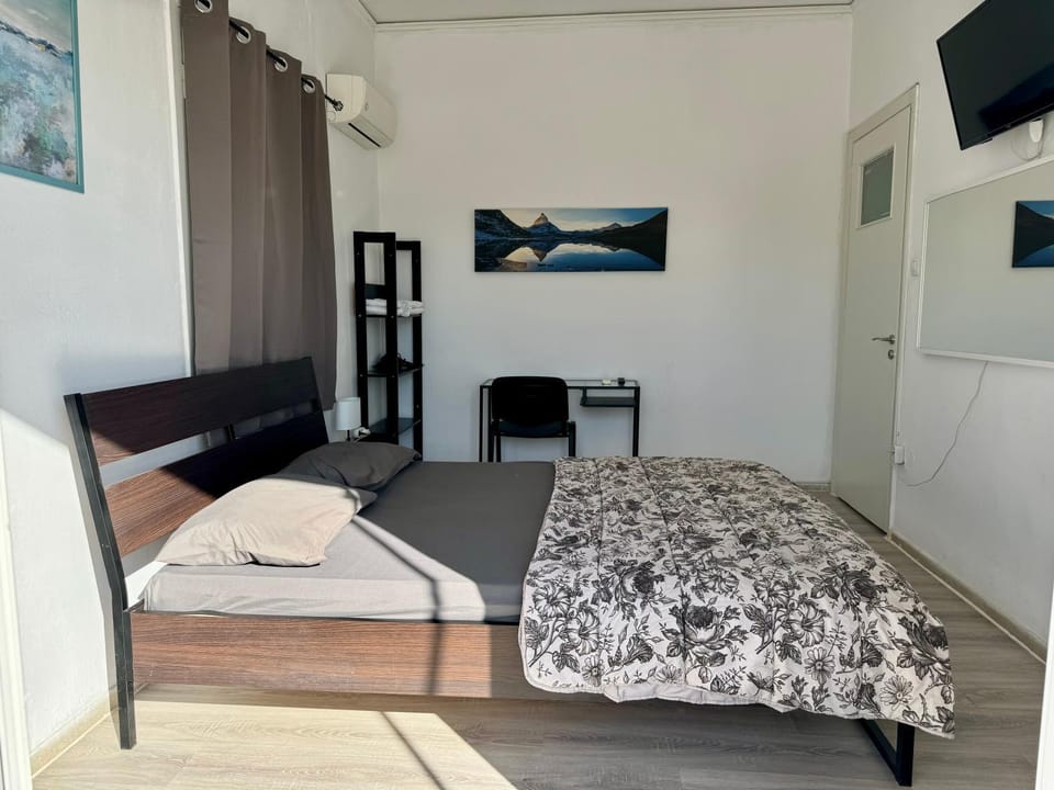 Bed, TV and multimedia, Bedroom
