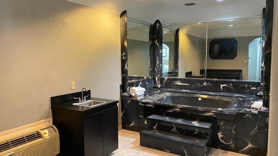 Hot Tub, Bath, towels